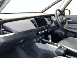 運転席周りのレイアウトをご覧ください。ナビゲーションが綺麗に装着されすっきり収まってますね!