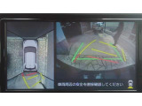 車を上から見下ろした視点で駐車をサポートするパノラマビューを搭載。運転席から確認しにくい車両周囲の状況を確認できます。