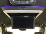 天井にリア席モニターが付いています。ナビゲーションで再生しているDVD等の映像を、後部座席の方にご覧いただくことができます。お子様にも大人気です。