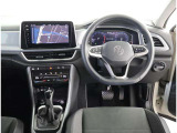 レザーステアリングにデジタルメーターです!車両情報、ナビをメーター画面内で確認できます)お客様の運転をサポートします!