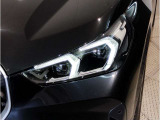 BMWの伝統の丸目4灯ヘッドライトでございます。LEDライトで視認性もよく明るく安全性の向上につながります。