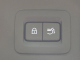 【パワーバックドア】スマートキーや運転席のボタンを押すだけでリアゲートが自動で開閉します!荷物を持っている時や、高い位置にあるバックドアを閉める際に便利な機能です♪