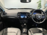 【インパネ周辺】高級感はありながらも使いやすさを重視した内装のつくりなっております。