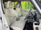 運転席シート廻りは使用感も少なく、良好な状態となっています。前オーナー様が丁寧に使っていたことがよくわかりますね。