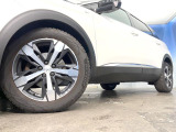 ●純正18インチアルミホイール:輸入車ならではの卓越した走りを支えるホイールと足回りです!日本車の走りに慣れている方にもぜひ体感して頂きたいほど、高いレベルでまとまっています!