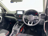 運転席まわりです。 各操作スイッチは使いやすい位置に配置されてます。