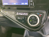 【オートエアコン】一度お好みの温度に設定すれば、車内の温度を検知し風量や温度を自動で調整。暑い&hellip;寒い&hellip;と何度もスイッチ操作をする必要はありません。快適な車内空間には必須の機能ですね♪