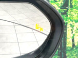 【ブラインドスポットモニター】走行中、ドアミラーの死角になりやすい箇所に後続車が接近するとサイドミラーのレンズに警告を表示!ドライバーに注意喚起をしてくれます。