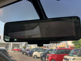 スマートルームミラー◆積載物などで、さえぎられがちなルームミラーの後方視界。車内状況に関わらず車両後方にあるカメラの映像をルームミラーに映し出します!もちろん夜や悪天降雨でもクリアな後方視界を確保!
