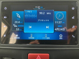 【ディスプレイオーディオ】ラジオの視聴やBluetooth接続による音楽鑑賞やハンズフリー通話、バックアイカメラ表示などの多彩な機能が利用できます。