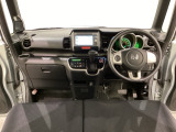 車内は光触媒抗菌消臭施工済です。インパネ周りはスタイリッシュなデザインです。グローブボックスやカップホルダーのほかにトレーなどたくさんの収納スペースが付いています。