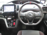 広々とした運転席周りです。