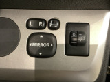 狭い駐車場で便利な電動格納ドアミラーが付いています。
