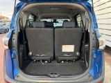普段のお買い物や通勤、送迎等に十分な荷室スペースを確保しております。サードシートを倒すと、大きな荷物の積載も可能です♪
