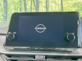 【メーカー純正9型ナビ】インテリアに溶け込むスタイリッシュな「専用設計」メーカーナビを装備♪視認性や操作性など基本性能にも優れ、より上質なカーライフをお楽しみいただけます。