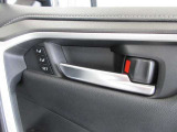 ドライビングポジションを記憶させ、運転する人が代わってもすぐに自分のポジションを呼び出せます。