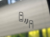 【ブラインドスポットモニター】走行中、ドアミラーの死角になりやすい箇所に後続車が接近するとサイドミラーのレンズに警告を表示!ドライバーに注意喚起をしてくれます。