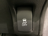 VSA装備車です。VSAはドライバーの操作と車の動きを見守っています。もし車の挙動が乱れたとき、4輪別々にブレーキをかけたり、エンジンパワーをしぼることによって車を安定させます。