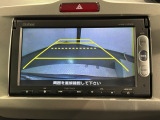 リバースギアに入れるだけで後方の表示へ切り替わります。夜間や雨の日の駐車も楽になりますよ。