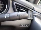 オートライト機能が装備されており暗い場所に入ると車両が検知しライトのON・OFFを自動的に切り替えてくれますので非常に便利な装備です♪