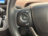 ステアリングにオーディオ操作スイッチが付いています。オーディオ画面に直接タッチしなくても操作が出来ますので、運転に集中できます。