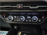 フルオートエアコン搭載!好みの温度に設定するだけで風向・風量を自動調整、いつでも快適な車内環境を保ちます。さらに、体を直接温めるシートヒーター付きで寒い季節も暖かく過ごせます。
