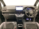 車内は光触媒抗菌消臭施工済です。スタイリッシュなデザインでスポーティなインパネ周りを演出します。グローブボックスやカップホルダーのほかにトレーなどたくさんの収納スペースが付いています。