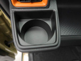 カップホルダーは運転席や助手席からちょうど手の届く位置です!!