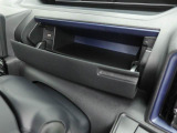 運転席の前にあるインパネアッパーボックスは小物入れとしても使用できます。