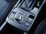 マツダコネクトを操作するコマンダーコントロールです。運転中に自然と手の触れる位置に配置されています。