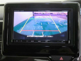 車両後方の映像を映すバックモニター。進路を確認しながら安全に車庫入れできます。