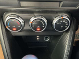 オート式エアコンは操作性が良好です。運転席とにはシートヒーターが装備されており、座面と背もたれをすばやく温め、寒い時期にも快適な運転環境を提供します。