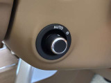 【電動テレスコピック】ステアリングを電動で操作できオート機能がついているのでメモリー付きパワーシートと連動するようになっております。