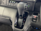 インパネシフトだから視線の移動も少なく足元もスッキリ♪運転席もゆったりしているのでゆとりを持ってドライブできますね!
