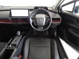 革巻きステアリングで快適な操作性の運転席です。