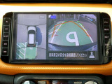 自車を真上から見下ろすように映し出すので周囲の状況が分かるアラウンドビューモニター搭載。フロントカメラとしても使用できます。車庫入れなど苦手な人の頼りになる助っ人です。