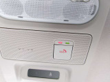 SOSコールが装備されており緊急時にこのボタンを押すと専用オペレーターに自動接続されます。(ご利用には別途費用が掛かります)