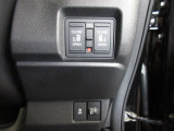 両側電動スライドドア。荷物で手が塞がる時など簡単にドアの開閉が出来ます。何より力いらずで開閉OK。女性やお年寄りにも優しい。電動機能はOFFにもできますから元気なお子様の駆け出しも安心です。