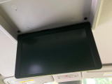 【フリップダウンモニター】大画面モニターで後席でもエンタメをお楽しみいただけます。小さなお子様にも大人気の装備です♪