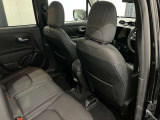 【リアシート】屋根までの高さがある車のため、大人の方でも圧迫感が少なく乗車出来ます。足元は広く取られているため、ゆったりとお乗り頂けます。