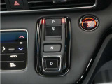 シフトはボタン操作となっており、直感的な操作性により、ドライバーの快適な運転を支援。P・N・Dは押す、Rは引くという人間の感覚にマッチした操作感です。