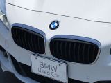 左右のキドニー・グリルの中心にはBMWのエンブレムが鎮座し、個性を放つデザイン性を兼ね備えました。