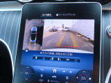 【360&deg;カメラシステム】4つのカメラにより、車両周囲を俯瞰で確認することができます。カメラの呼び起しは手動でも可能ですので、狭い道でも安心してお乗りいただけます。