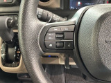 ステアリングにオーディオ操作スイッチが付いています。オーディオ画面に直接タッチしなくても操作が出来ますので、運転に集中できます。