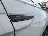 フロントフェンダーの「R」エンブレムでさり気なく上級モデルであること主張。