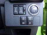 プッシュスタートボタンの画像です。スマートキーを携帯さえしていれば、キーを探さなくてもお車の始動が出来て便利です!