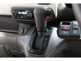インパネシフトだから視線の移動も少なく足元もスッキリ♪運転席もゆったりしているのでゆとりを持ってドライブできますね!
