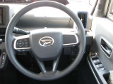 車両情報を鮮やかに表示する先進的な各メーター類。スポーティなデザインのステアリングが走りの期待を高めます。