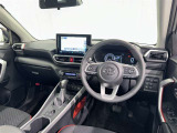 運転席まわりです。 各操作スイッチは使いやすい位置に配置されてます。