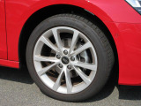全車両に標準装備の純正アルミホイールは、純正ならではのバランスの良いデザインと、走行安定性をお楽しみ頂けます。